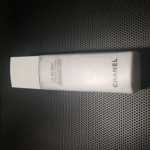 Chanel Le Bl//anc Essen/ce Lo//tion